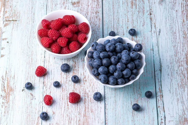 Photo baies, fruits d'été sur une table en bois. concept de mode de vie sain. mise au point sélective