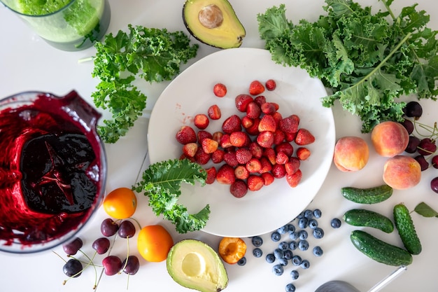 Baies fruits et légumes sur le concept de préparation de smoothie de table