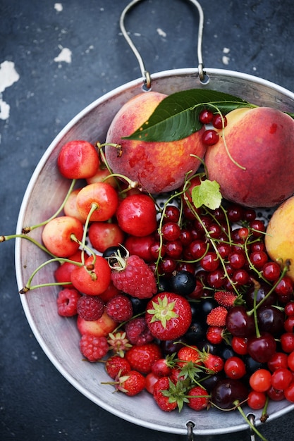 Baies et fruits organiques de jardin sur un tamis