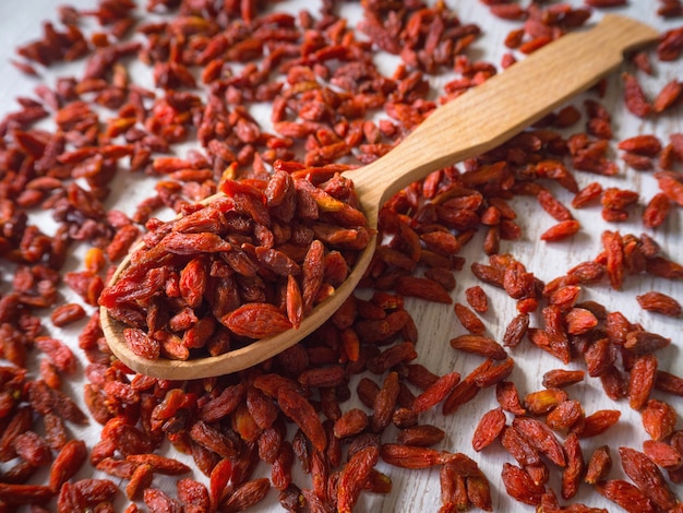 Baies de Goji dans une cuillère en bois. Superaliments pour une alimentation saine.