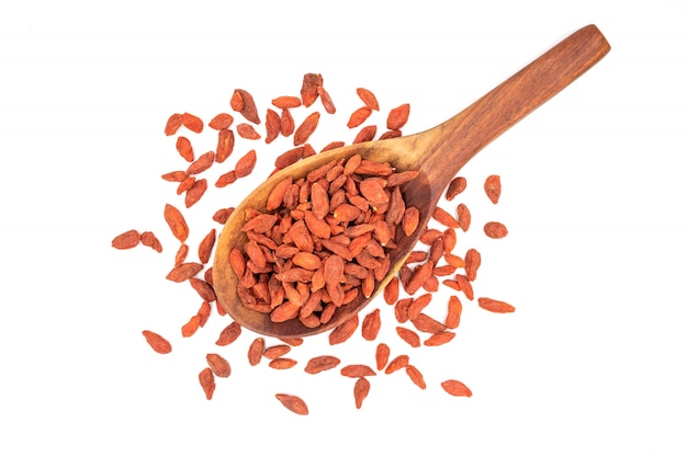 baies de goji séchées dans une cuillère en bois