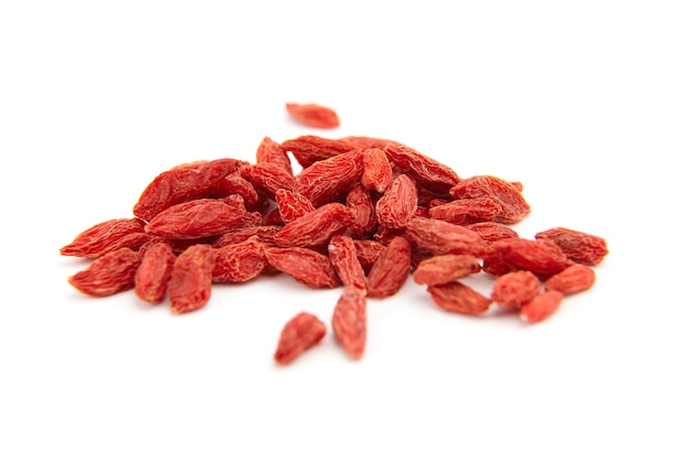 Baies de goji séchées isolé sur fond blanc