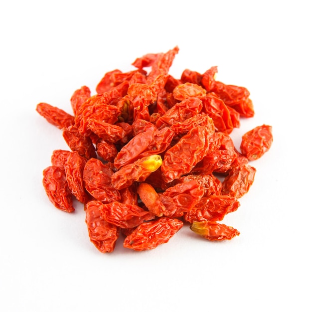 Baies de goji séchées isolé sur fond blanc