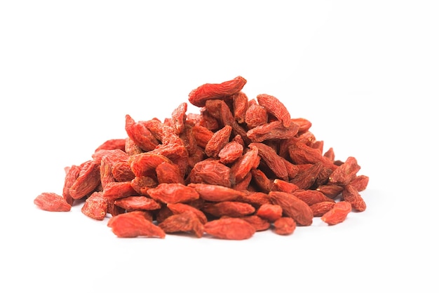 Baies de Goji un tonique traditionnel chinois sur fond blanc