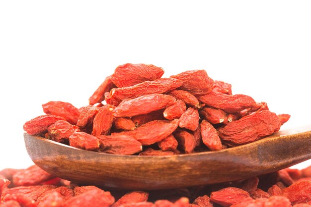 Baies de Goji un tonique traditionnel chinois sur fond blanc