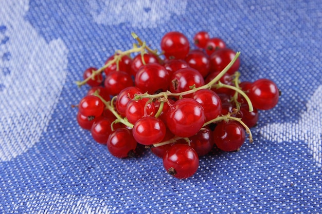 Baies de groseilles sucrées juteuses sur une serviette bleue Concept d'aliments sains Gros plan de baies sucrées