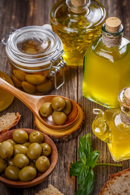 Photo baies d'olive et bouteille d'huile d'olive