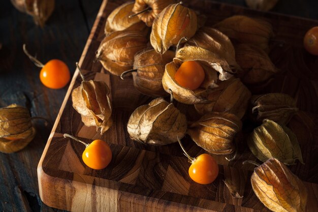 Des baies d'orange biologiques dans un bol