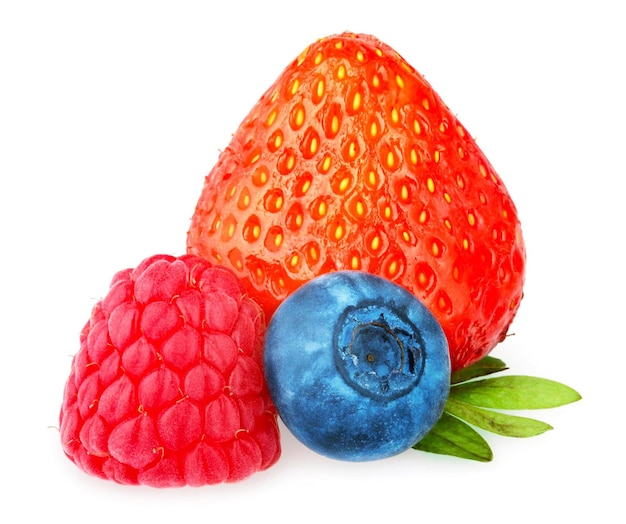 Baies sauvages fraises framboises et bleuets isolés sur blanc