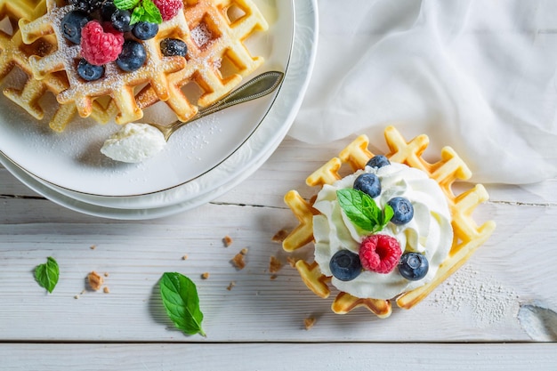 Baies savoureuses avec gaufres et feuilles de menthe