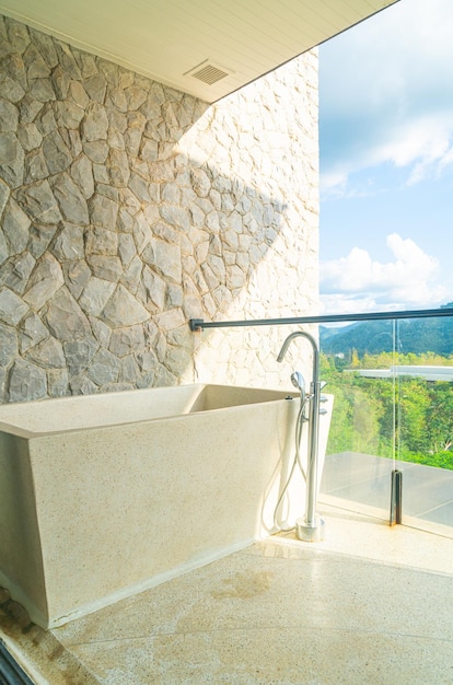 Baignoire sur balcon avec fond de colline de montagne