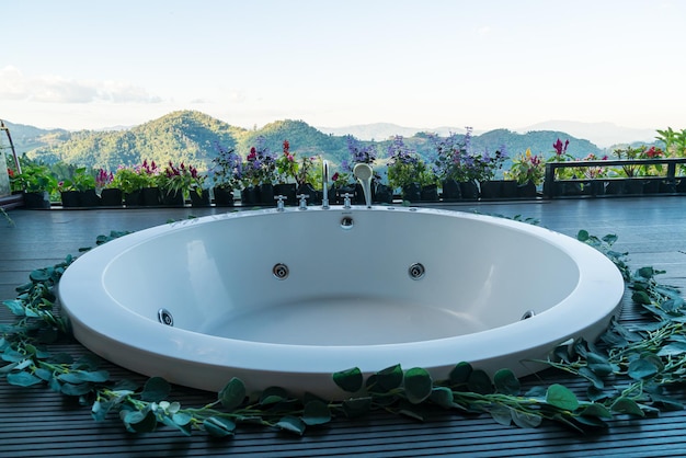 Baignoire sur balcon avec fond de colline de montagne