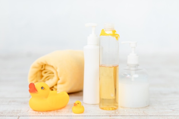 Baignoire bébé et accessoires de bain serviette et shampoing