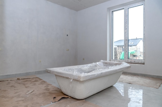 Baignoire sur le chantier prête pour l'installation