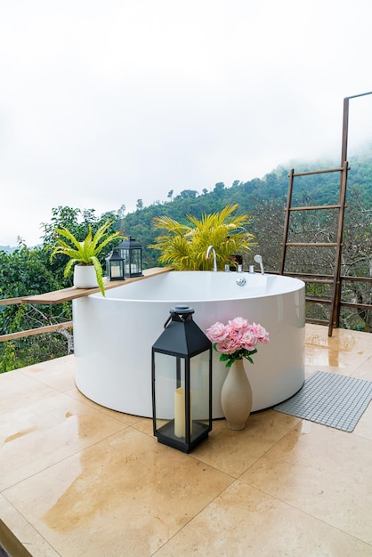 Baignoire extérieure avec un beau fond de vue sur la montagne