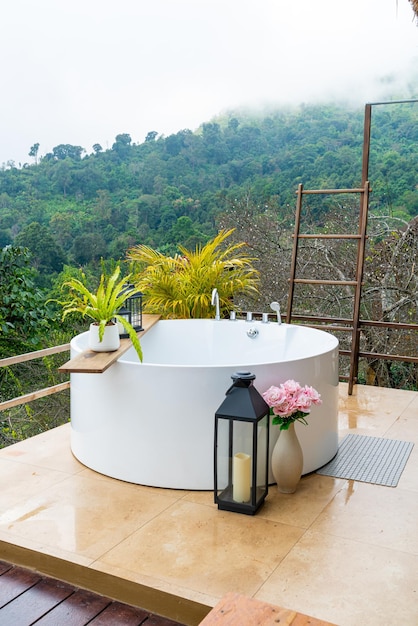 baignoire extérieure avec un magnifique fond de vue sur la montagne et la colline
