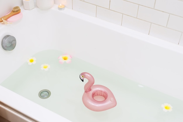 Baignoire avec fleurs de Plumerria et anneau de jouet gonflable Flamingo avec boisson brosse pour le visage en bambou Home SPA Concept Relax