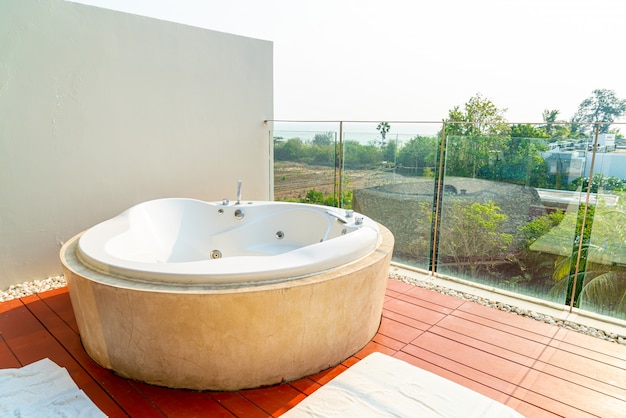 Baignoire jacuzzi sur balcon