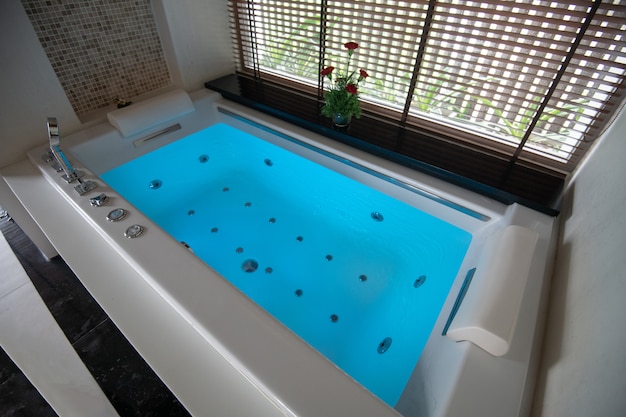 Baignoire jacuzzi contemporaine avec éclairage bleu