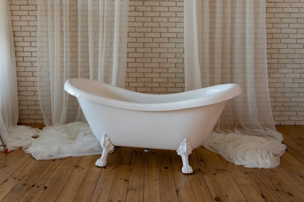 Baignoire à la mode avec gros plan de rideaux, design moderne