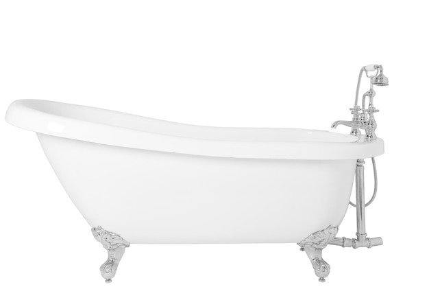 Baignoire sur pattes blanche moderne avec un robinet en métal inoxydable isolé sur fond blanc
