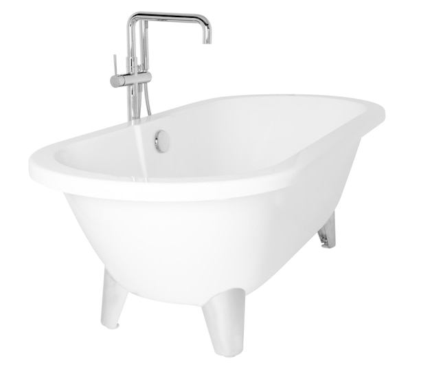 Baignoire sur pattes blanche moderne avec un robinet en métal inoxydable isolé sur fond blanc