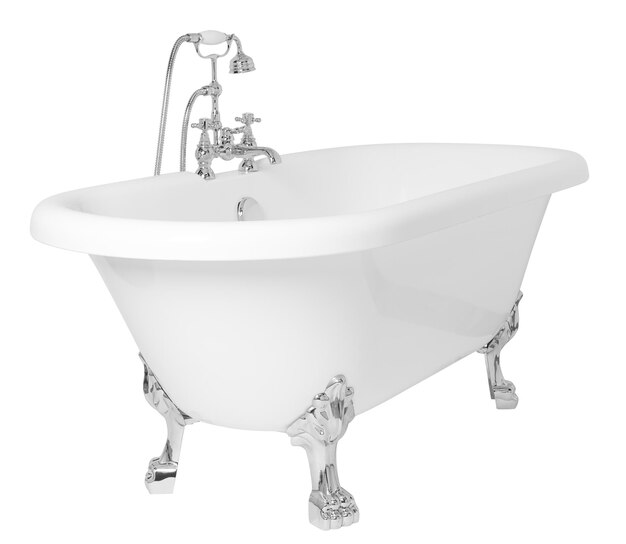 Baignoire sur pattes blanche moderne avec un robinet en métal inoxydable isolé sur fond blanc