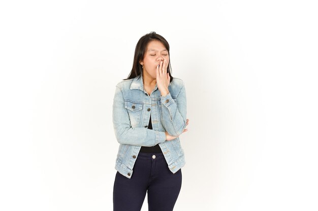 Le bâillement de Beautiful Asian Woman Wearing Jeans Jacket et chemise noire isolé sur fond blanc