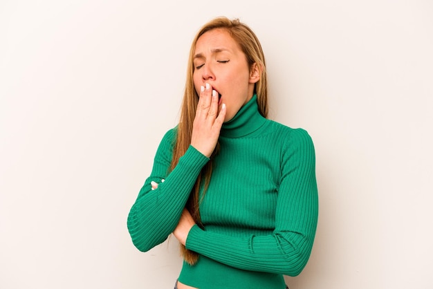 Bâillement montrant un geste fatigué couvrant la bouche avec la main