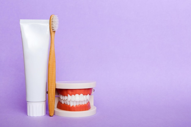 Bain de bouche et autres produits d'hygiène bucco-dentaire sur la vue de dessus de table colorée avec espace de copie Mise à plat Hygiène dentaire Kit de soins bucco-dentaires Concept de dentiste