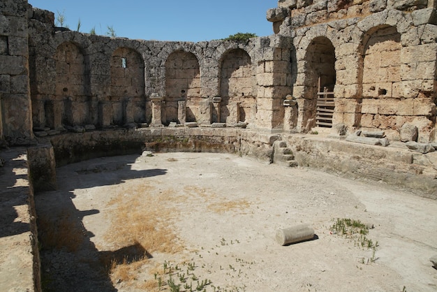 Bain dans la ville antique de Perge à Antalya Turkiye