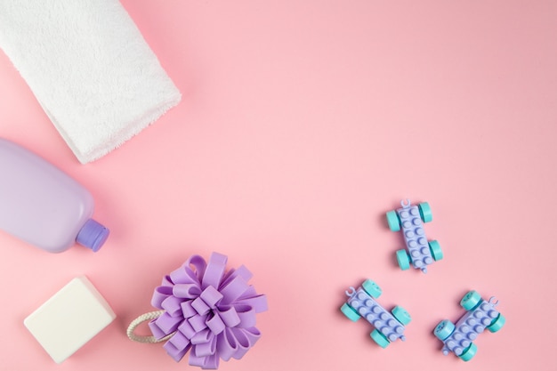 Photo de bain pour bébé sur fond rose.