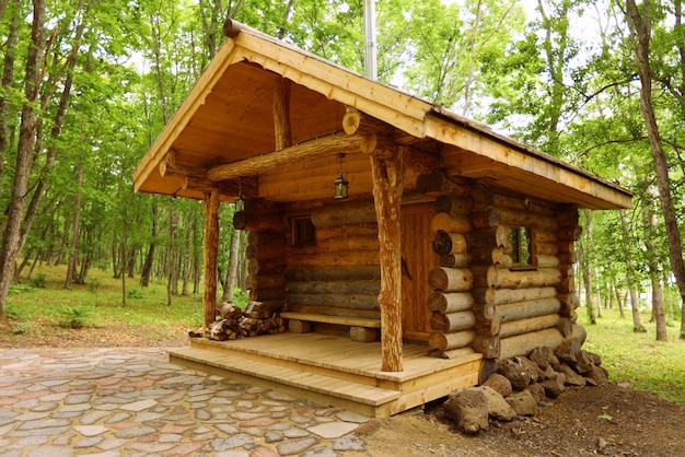 Bain public russe dans la forêt de planches de chaux beau design