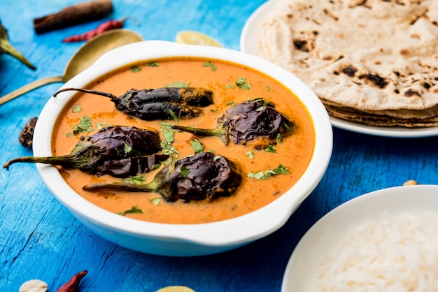 Baingan ou baigan masala ou curry d'aubergine ou brinjal servi avec chapati et riz, mise au point sélective