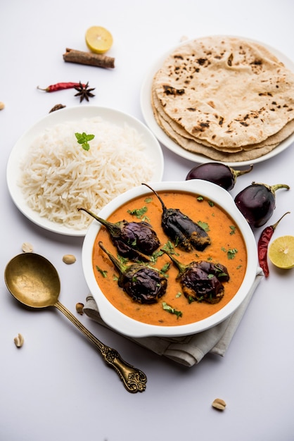 Baingan ou baigan masala ou curry d'aubergine ou brinjal servi avec chapati et riz, mise au point sélective