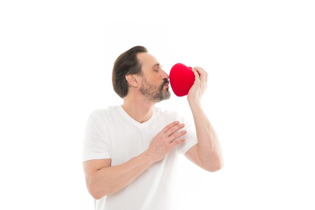 Baiser Coeur rempli d'amour Saint Valentin Soins de santé Problèmes d'amour avec le coeur Homme avec barbe décor pour la Saint Valentin greffe cardiaque Célébration des fêtes Homme barbu mature avec coeur rouge