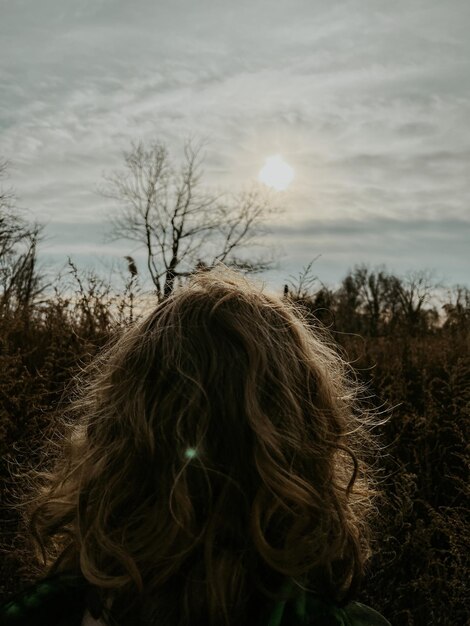 Photo le baiser du soleil à travers les nuages