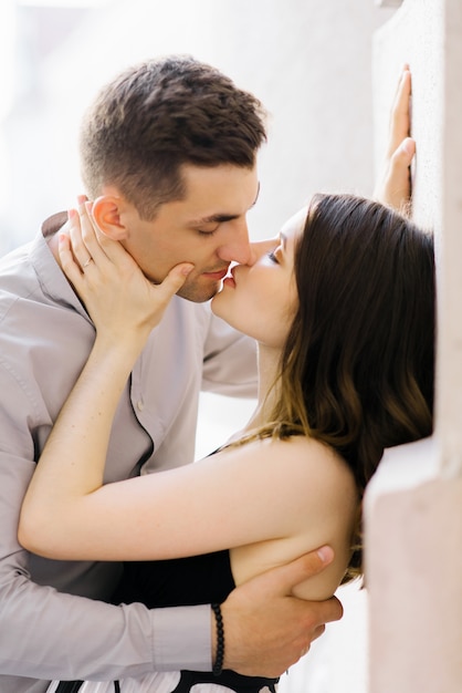 Baiser passionné d'un jeune beau couple