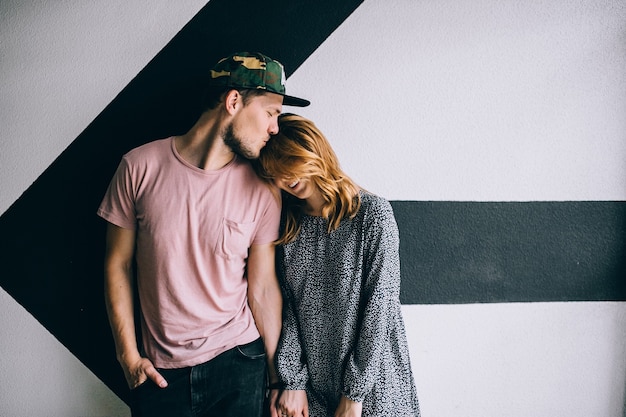 Baiser romantique de deux amoureux dans la ville / jeune couple heureux