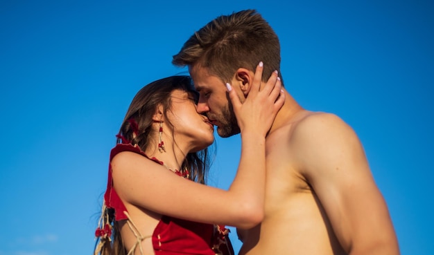 Baiser tentant Désir sauvage Concept de jeux sexuels Passion sauvage Passion entre nous Couple sexy amoureux Fille et homme musclé en forme avec torse nu Fête d'été Traditions et coutumes Énergie sauvage