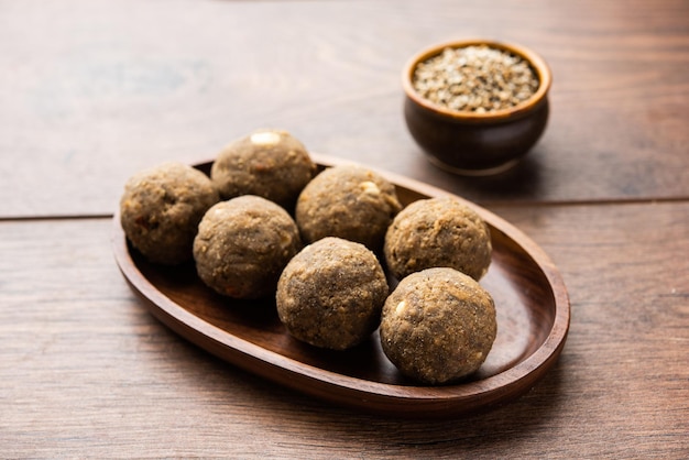 Bajra Atta Ladoo ou kuler laddoo Farine de millet Laddu un en-cas sucré d'hiver populaire de l'Inde