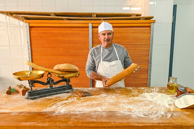 Baker affichant une miche de pain fraîchement cuit