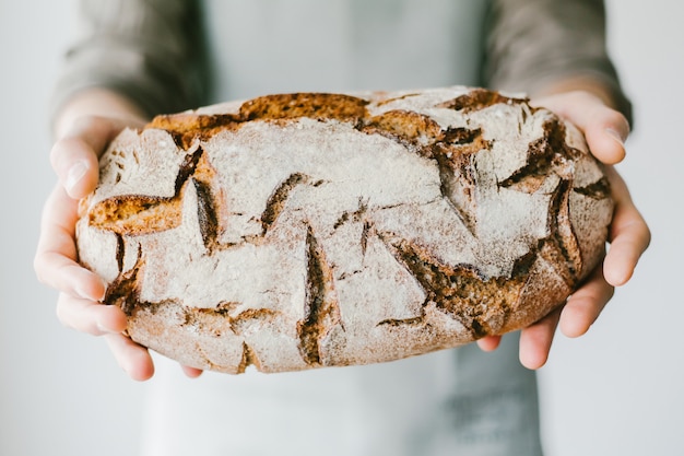 Baker ou chef tenant du pain frais