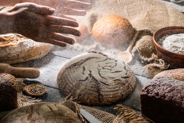 Baker, cuisson du pain. Femme gifle de la farine sur la pâte.