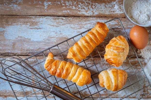 Baker, cuisson du pain sur un fond en bois