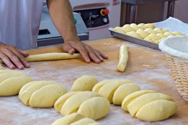 Baker façonnant du pain tressé sucré