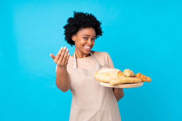 Baker girl attraper des pains sur fond bleu