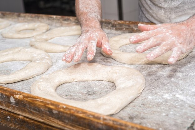 Baker mains pétrir la pâte à pain