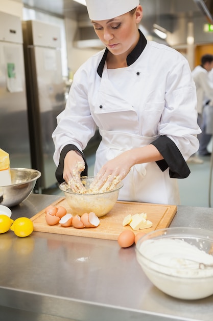 Baker mélangeant la pâte