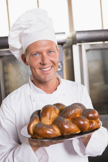 Photo baker montrant le pain fraîchement cuit au four